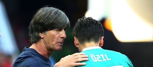 يواخيم لوف مع مسعود أوزيل - سبوتنيك عربي