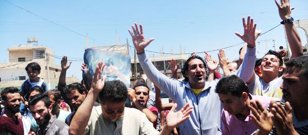 مواطنون من مدينة درعا السورية يحتفلون بدخول الجيش السوري بعد تحرير بلدتهم من الإرهابيين مواطنون من مدينة درعا السورية يحتفلون بدخول الجيش السوري بعد تحرير بلدتهم من الإرهابيين - سبوتنيك عربي