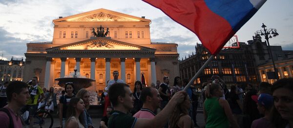 مشجعون روس يحتفلون بفوز فريق المنتخب الروسي يوم أمس الأحد، في مباراة ضد المنتخب الإسباني، 1 يوليو/ تموز 2018 - سبوتنيك عربي