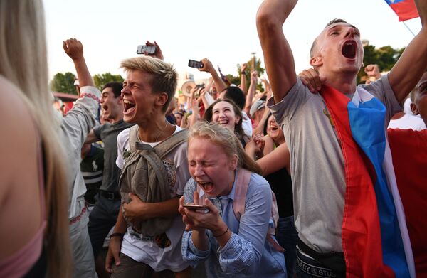 مشجعون روس يحتفلون بفوز فريق المنتخب الروسي يوم أمس الأحد، في مباراة ضد المنتخب الإسباني، 1 يوليو/ تموز 2018 - سبوتنيك عربي