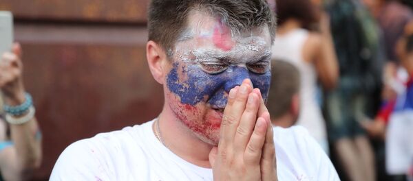 مشجعون روس يحتفلون بفوز فريق المنتخب الروسي يوم أمس الأحد، في مباراة ضد المنتخب الإسباني، 1 يوليو/ تموز 2018 - سبوتنيك عربي