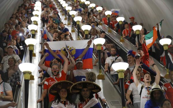 مشجعون روس يحتفلون بفوز فريق المنتخب الروسي يوم أمس الأحد، في مباراة ضد المنتخب الإسباني، 1 يوليو/ تموز 2018 - سبوتنيك عربي