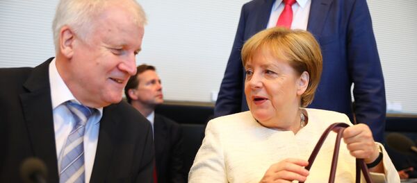 ميركل وزيهوفر في جلسة أخيرة حول أزمة  اللاجئين - سبوتنيك عربي