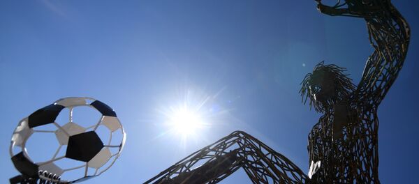 مجسم معدني للاعب كرة القدم في شارع خيميتشيسكايا في قازان - سبوتنيك عربي