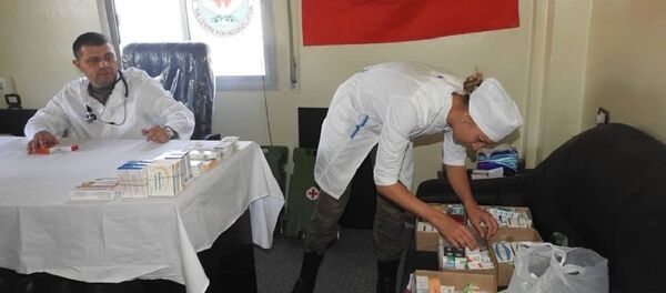 أطباء روس يقدمون العناية الطبية لمواطنين سوريين في ريف حماة - سبوتنيك عربي