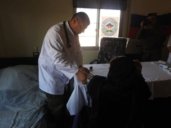 طبيب روسي يقوم بمعالجة أحد المرضى في سوريا بريف مدينة حماة - سبوتنيك عربي