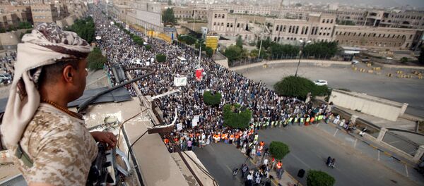 أحد عناصر انصار الله  يقوم بتأمين مظاهرة تندد بالقصف على الحديدة من قبل التحالف العربي - سبوتنيك عربي