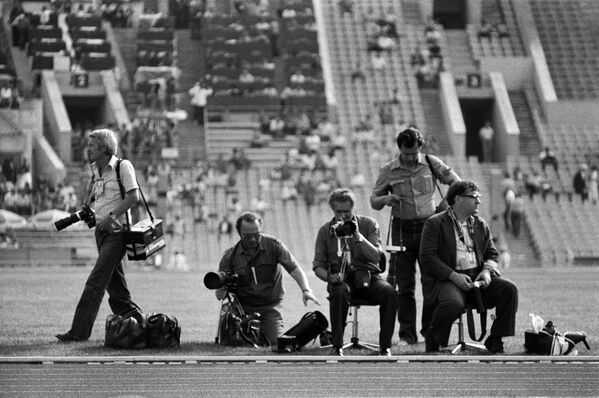 مصورون صحفيون يستعدون لالتقاط صور المسابقات في الألعاب الأولمبية الصيفية الـ 22 في أحد ملاعب موسكو، 1980 - سبوتنيك عربي