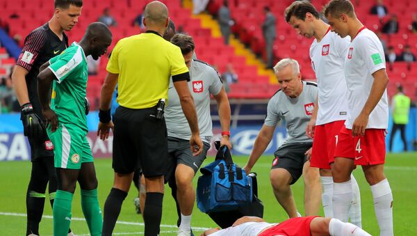 إصابة الرياضي البولندي يان بدناريك في مباراة كرة قدم في مرحلة المجموعة بين بولندا والسنغال، 2018 - سبوتنيك عربي