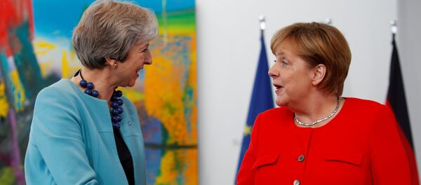 المستشارة الألمانية انجيلا ميركل ورئيسة الوزراء البريطانية تيريزا ماي المستشارة الألمانية انجيلا ميركل ورئيسة الوزراء البريطانية تيريزا ماي - سبوتنيك عربي