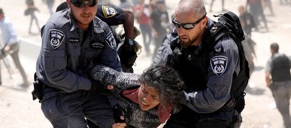 الشرطة الإسرائيلية تعتقل فتاة فلسطينية في قرية الخان الأحمر بالقرب من أريحا، فلسطين 4 يوليو/ تموز 2018 - سبوتنيك عربي