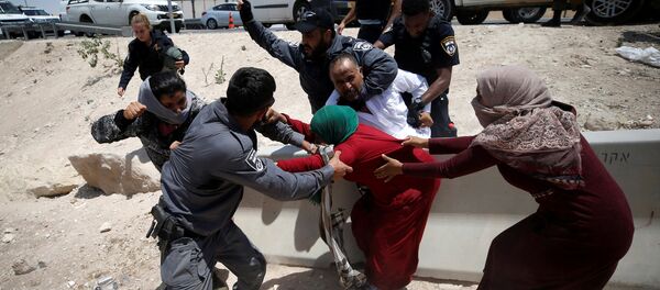 الشرطة الإسرائيلية تحاول اعتقال فلسطينيين في قرية الخان الأحمر بالقرب من أريحا، فلسطين 4 يوليو/ تموز 2018 الشرطة الإسرائيلية تحاول اعتقال فلسطينيين في قرية الخان الأحمر بالقرب من أريحا، فلسطين 4 يوليو/ تموز 2018 - سبوتنيك عربي