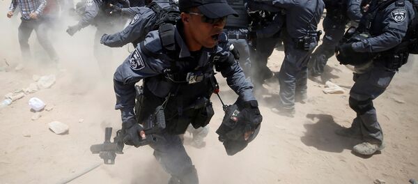  رد فعل الشرطة الإسرائيلية أثناء شجار مع فلسطينيين في قرية الخان الأحمر بالقرب من أريحا، فلسطين 4 يوليو/ تموز 2018 - سبوتنيك عربي