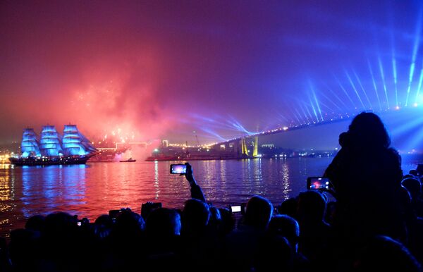 سفينة ثلاثية السارية بالادا في عطلة خريجي كريليا فوستوكا (أجنحة الشرق) على ضفة تسيتساريفيتش في فلاديفوستوك - سبوتنيك عربي