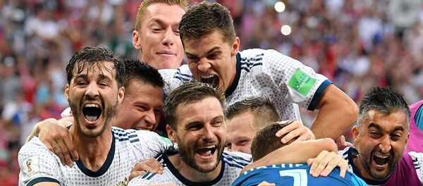 إيغور أكينفييف، حارس مرمى المنتخب الروسي لحظة تصديه لركلة ترجيح أخيرة من المنتخب الإسباني، والذي بدوره أدى إلى فوز المنتخب الروسي وتأهله إلى الربع النهائي - سبوتنيك عربي