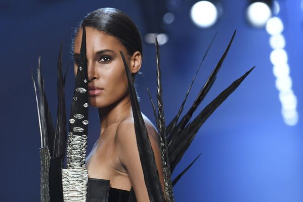 عارضة الأزياء الفرنسية سيندي برونا تقدم زيا من تصميم جان بول غوتييه خلال عرض أزياء مجموعة خريف/ شتاء 2018-2019في باريس، فرنسا 4 يوليو/ تموز 2018 - سبوتنيك عربي