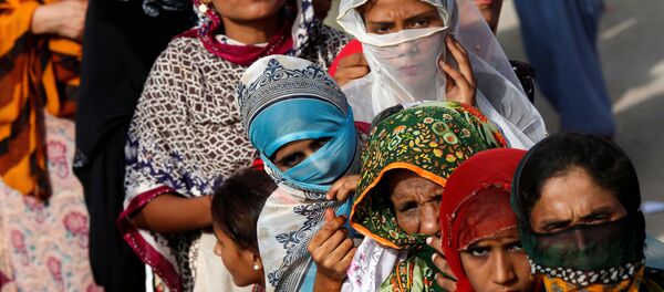 أنصار بيلاوال بوتو زرداري، رئيس حزب الشعب الباكستاني (PPP)، يستمعون إلى خطابه خلال الحملة الانتخابية قبيل الانتخابات العامة في مدينة ثاتا، باكستان في 2 يوليو/ تموز 2018 - سبوتنيك عربي