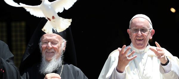 البابا فرنسيس يحرر حمامة خلال لقاء مع بطاركة كنائس الشرق الأوسط في كنيسة القديس نيكولاس في باري في جنوب إيطاليا، 7 يوليو/تموز 2018 - سبوتنيك عربي