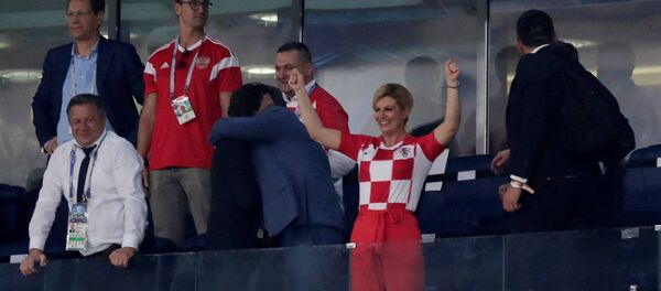 رئيسة كرواتيا أثناء متابعتها لمباراة منتخب بلادها ضد روسيا، في بطولة كأس العالم، 7 يوليو/تموز 2018 - سبوتنيك عربي