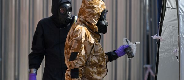 محققون في أقنعة واقية من الغاز، أثناء التحقيق في أسباب تسمم الرجال والنساء في إيسمبري، المملكة البريطانية المتحدة 6 يوليو/ تموز 2018 - سبوتنيك عربي