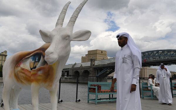 افتتاح خيمة مجلس قطر أبوابها في حديقة غوركوغو، في العاصمة الروسية، وتمكن الزوار خلال مراسم الافتتاح تذوق الحلاوة الشرقية، وارتداء الملابس التقليدية، ومشاهدة أداء فرق الفولكلور الشعبي، كما ضمت الخيمة نماذج للملاعب التي ستستضيف بطولة العالم لكرة القدم لعام 2022، موسكو 7 يوليو/ تموز 2018 - سبوتنيك عربي