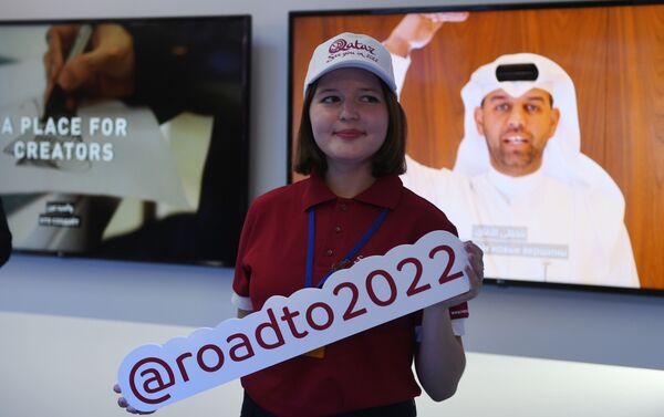 افتتاح خيمة مجلس قطر أبوابها في حديقة غوركوغو، في العاصمة الروسية، وتمكن الزوار خلال مراسم الافتتاح تذوق الحلاوة الشرقية، وارتداء الملابس التقليدية، ومشاهدة أداء فرق الفولكلور الشعبي، كما ضمت الخيمة نماذج للملاعب التي ستستضيف بطولة العالم لكرة القدم لعام 2022، موسكو 7 يوليو/ تموز 2018 - سبوتنيك عربي