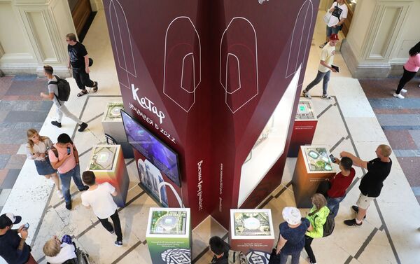 افتتاح خيمة مجلس قطر أبوابها في حديقة غوركوغو، في العاصمة الروسية، وتمكن الزوار خلال مراسم الافتتاح تذوق الحلاوة الشرقية، وارتداء الملابس التقليدية، ومشاهدة أداء فرق الفولكلور الشعبي، كما ضمت الخيمة نماذج للملاعب التي ستستضيف بطولة العالم لكرة القدم لعام 2022، موسكو 7 يوليو/ تموز 2018 - سبوتنيك عربي