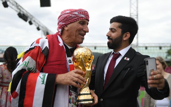 افتتاح خيمة مجلس قطر أبوابها في حديقة غوركوغو، في العاصمة الروسية، وتمكن الزوار خلال مراسم الافتتاح تذوق الحلاوة الشرقية، وارتداء الملابس التقليدية، ومشاهدة أداء فرق الفولكلور الشعبي، كما ضمت الخيمة نماذج للملاعب التي ستستضيف بطولة العالم لكرة القدم لعام 2022، موسكو 7 يوليو/ تموز 2018 - سبوتنيك عربي