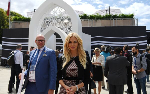 افتتاح خيمة مجلس قطر أبوابها في حديقة غوركوغو، في العاصمة الروسية، وتمكن الزوار خلال مراسم الافتتاح تذوق الحلاوة الشرقية، وارتداء الملابس التقليدية، ومشاهدة أداء فرق الفولكلور الشعبي، كما ضمت الخيمة نماذج للملاعب التي ستستضيف بطولة العالم لكرة القدم لعام 2022، موسكو 7 يوليو/ تموز 2018 - سبوتنيك عربي