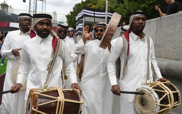 افتتاح خيمة مجلس قطر أبوابها في حديقة غوركوغو، في العاصمة الروسية، وتمكن الزوار خلال مراسم الافتتاح تذوق الحلاوة الشرقية، وارتداء الملابس التقليدية، ومشاهدة أداء فرق الفولكلور الشعبي، كما ضمت الخيمة نماذج للملاعب التي ستستضيف بطولة العالم لكرة القدم لعام 2022، موسكو 7 يوليو/ تموز 2018 - سبوتنيك عربي