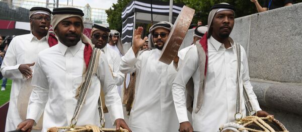 افتتاح خيمة مجلس قطر أبوابها في حديقة غوركوغو، في العاصمة الروسية، وتمكن الزوار خلال مراسم الافتتاح تذوق الحلاوة الشرقية، وارتداء الملابس التقليدية، ومشاهدة أداء فرق الفولكلور الشعبي، كما ضمت الخيمة نماذج للملاعب التي ستستضيف بطولة العالم لكرة القدم لعام 2022، موسكو 7 يوليو/ تموز 2018 - سبوتنيك عربي