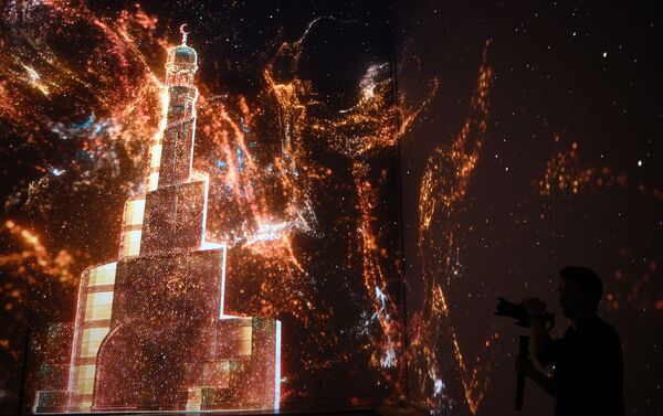 افتتاح خيمة مجلس قطر أبوابها في حديقة غوركوغو، في العاصمة الروسية، وتمكن الزوار خلال مراسم الافتتاح تذوق الحلاوة الشرقية، وارتداء الملابس التقليدية، ومشاهدة أداء فرق الفولكلور الشعبي، كما ضمت الخيمة نماذج للملاعب التي ستستضيف بطولة العالم لكرة القدم لعام 2022، موسكو 7 يوليو/ تموز 2018 - سبوتنيك عربي