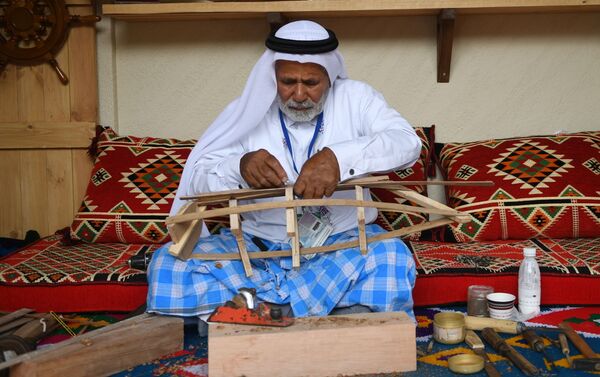 افتتاح خيمة مجلس قطر أبوابها في حديقة غوركوغو، في العاصمة الروسية، وتمكن الزوار خلال مراسم الافتتاح تذوق الحلاوة الشرقية، وارتداء الملابس التقليدية، ومشاهدة أداء فرق الفولكلور الشعبي، كما ضمت الخيمة نماذج للملاعب التي ستستضيف بطولة العالم لكرة القدم لعام 2022، موسكو 7 يوليو/ تموز 2018 - سبوتنيك عربي