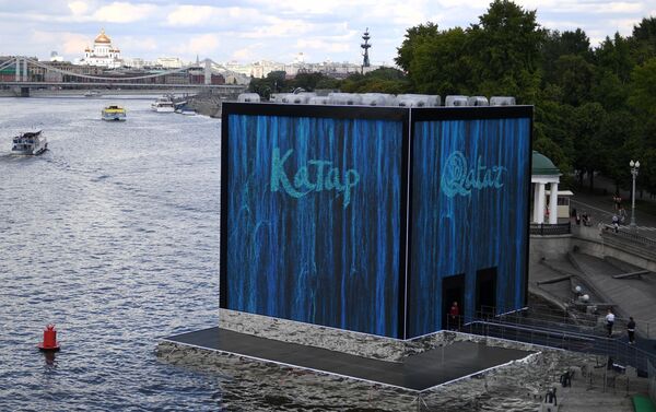 افتتاح خيمة مجلس قطر أبوابها في حديقة غوركوغو، في العاصمة الروسية، وتمكن الزوار خلال مراسم الافتتاح تذوق الحلاوة الشرقية، وارتداء الملابس التقليدية، ومشاهدة أداء فرق الفولكلور الشعبي، كما ضمت الخيمة نماذج للملاعب التي ستستضيف بطولة العالم لكرة القدم لعام 2022، موسكو 7 يوليو/ تموز 2018 - سبوتنيك عربي