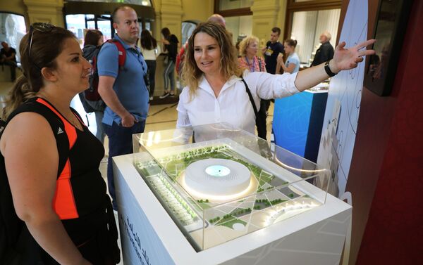 افتتاح خيمة مجلس قطر أبوابها في حديقة غوركوغو، في العاصمة الروسية، وتمكن الزوار خلال مراسم الافتتاح تذوق الحلاوة الشرقية، وارتداء الملابس التقليدية، ومشاهدة أداء فرق الفولكلور الشعبي، كما ضمت الخيمة نماذج للملاعب التي ستستضيف بطولة العالم لكرة القدم لعام 2022، موسكو 7 يوليو/ تموز 2018 - سبوتنيك عربي