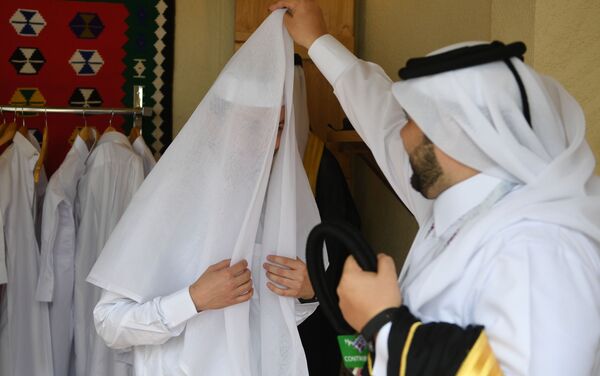 افتتاح خيمة مجلس قطر أبوابها في حديقة غوركوغو، في العاصمة الروسية، وتمكن الزوار خلال مراسم الافتتاح تذوق الحلاوة الشرقية، وارتداء الملابس التقليدية، ومشاهدة أداء فرق الفولكلور الشعبي، كما ضمت الخيمة نماذج للملاعب التي ستستضيف بطولة العالم لكرة القدم لعام 2022، موسكو 7 يوليو/ تموز 2018 - سبوتنيك عربي