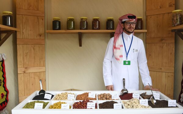 افتتاح خيمة مجلس قطر أبوابها في حديقة غوركوغو، في العاصمة الروسية، وتمكن الزوار خلال مراسم الافتتاح تذوق الحلاوة الشرقية، وارتداء الملابس التقليدية، ومشاهدة أداء فرق الفولكلور الشعبي، كما ضمت الخيمة نماذج للملاعب التي ستستضيف بطولة العالم لكرة القدم لعام 2022، موسكو 7 يوليو/ تموز 2018 - سبوتنيك عربي