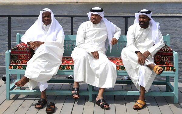 افتتاح خيمة مجلس قطر أبوابها في حديقة غوركوغو، في العاصمة الروسية، وتمكن الزوار خلال مراسم الافتتاح تذوق الحلاوة الشرقية، وارتداء الملابس التقليدية، ومشاهدة أداء فرق الفولكلور الشعبي، كما ضمت الخيمة نماذج للملاعب التي ستستضيف بطولة العالم لكرة القدم لعام 2022، موسكو 7 يوليو/ تموز 2018 - سبوتنيك عربي