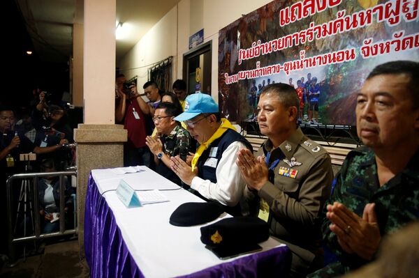 حاكم ولاية ناراغسكايا يرحب بالصحفيين خلال مؤتمر صحفي عقده بالقرب من مجمع كهوف ثام لوانغ في مقاطعة شيانج راي الشمالية في تايلاند، 10 يوليو/تموز 2018 - سبوتنيك عربي