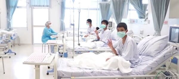 الصبية التايلانديين يسترخون في مستشفى في شيانغ راي بعد إنقاذهم من كهف، 11 يوليو/تموز 2018 - سبوتنيك عربي