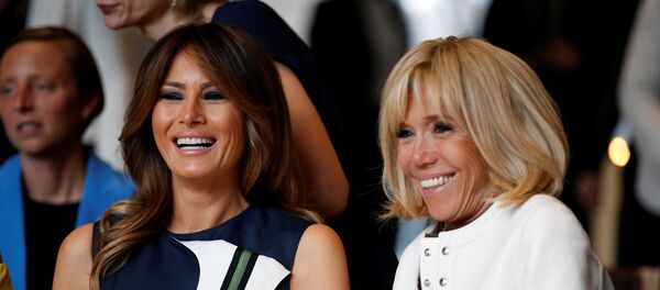 ميلانيا ترامب زوجة الرئيس الأمريكي مع بريجيت ماكرون زوجة الرئيس الفرنسي في حفل موسيقي أقيم ببلجيكا، 11 يوليو/تموز 2018 - سبوتنيك عربي