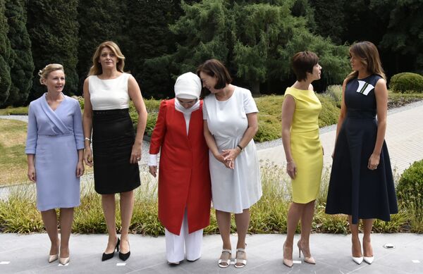 زوجات قادة دول حلف الناتو: من اليسار إلى اليمين: زوجة رئيس وزراء سلوفينيا مويكا ستروبنيك، السيدة الأولى البلغارية ديسيسلافا راديفا، والسيدة الأولة التركية أمينة إردوغان، زوجة الأمين العام لحلف الناتو إنغريد شوليرود، وشريكة حياة رئيس وزراء بلجيكا إميلي ديرباودرينغين، والسيدة الأولى الأمريكية ميلانيا ترامب، يلتقطن صورة جماعية لهن خلال قمة لدول حلف الناتو في بلجيكا 11 يوليو/ تموز 2018 - سبوتنيك عربي