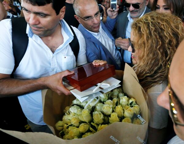 شاكيرا تستقبل بالورود في مطار بيروت الدولي، 12 يوليو/تموز 2018 - سبوتنيك عربي