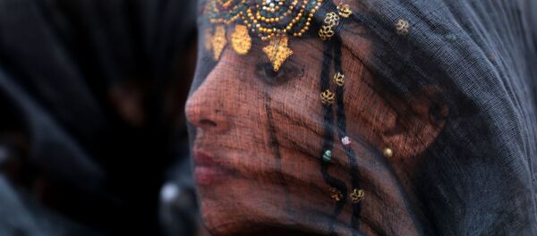 امرأة مغربية من الصحراء الجنوبية، ترتدي الثوب التقليدي، تشارك في مهرجان طانطان موسى البربري الرابع عشر في مدينة طانطان الصحراوية، المغرب 8 يوليو/ تموز 2018 - سبوتنيك عربي