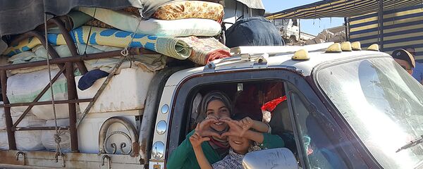 سوريون يغادرون مخيم للاجئين بالقرب من مدينة عرسال اللبنانية سوريون يغادرون مخيم للاجئين بالقرب من مدينة عرسال اللبنانية - سبوتنيك عربي