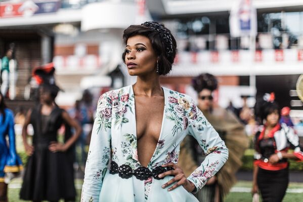 عرض نموذج من تصميم مصممين محليين، خلال عرض للأزياء في نسخة 2018  في إطار سباق شهر يوليو للخيول فوداكوم ديربان في ديربان، جنوب أفريقيا 6 يوليو/ تموز 2018 - سبوتنيك عربي