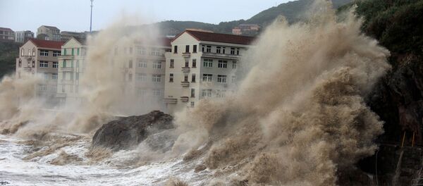 موجات ناجمة عن اعصار ماريا بالقرب من نلينغ، مقاطعة تشجيانغ بشرق الصين، 11 يوليو/ تموز 2018 - سبوتنيك عربي