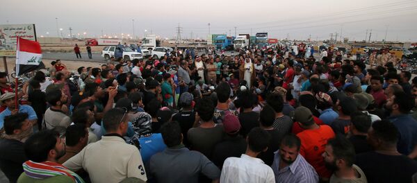 متظاهرون يغلقون الطريق، جنوب العراق متظاهرون يغلقون الطريق، جنوب العراق - سبوتنيك عربي