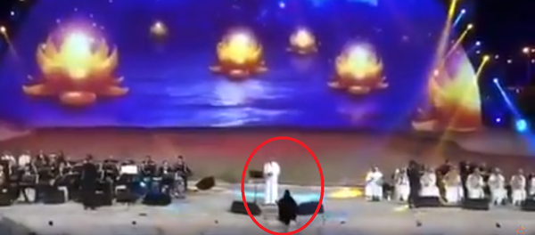 شابة سعودية تركض لتقبل ماجد المهندس في مسرح عكاظ - سبوتنيك عربي