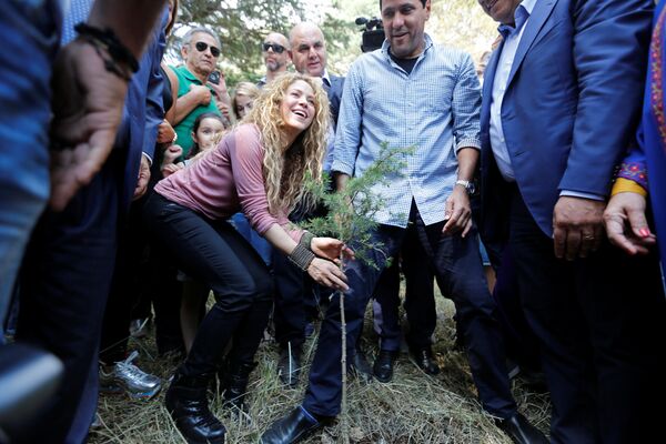 المطربة العالمية شاكيرا تزرع شجرة في لبنان، 13 يوليو/تموز 2018 - سبوتنيك عربي